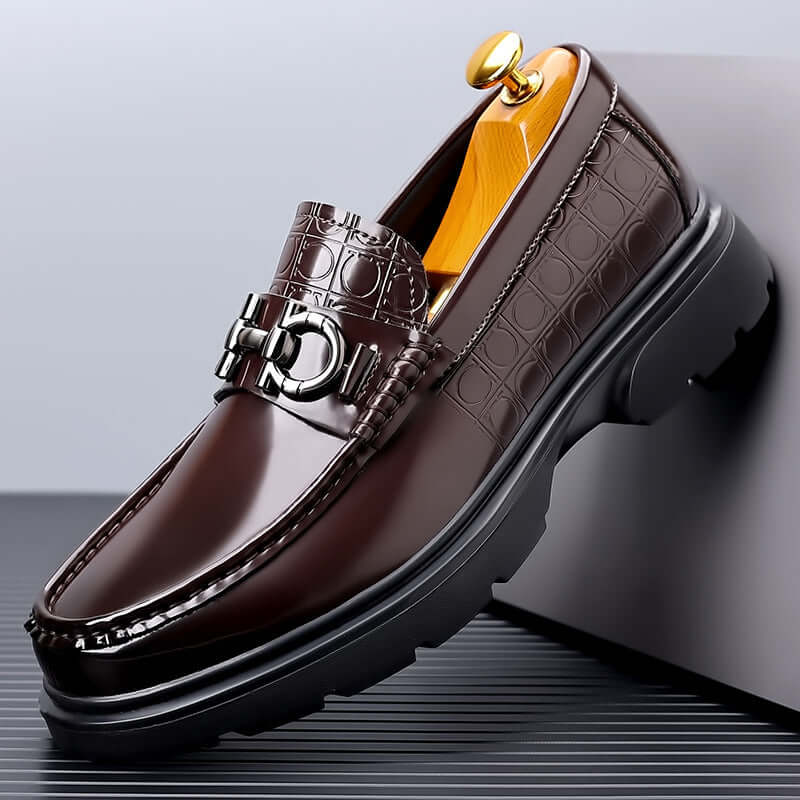 Brown patent leather loafers for men, featuring a stylish design and crafted from premium cowhide leather. Ideal for a sophisticated look.
