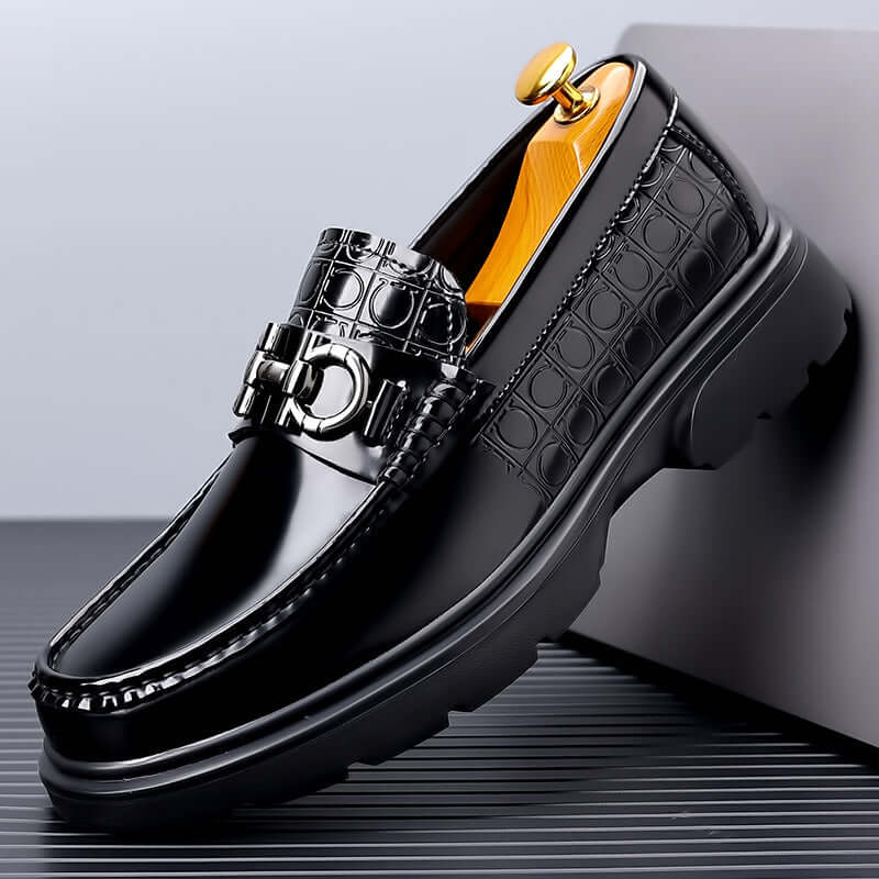 Elegant black patent leather loafers for men, featuring a premium cowhide design with stylish slip-on functionality.