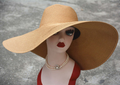 Big straw hat displayed on a mannequin, perfect for stylish sun protection at the beach or park.