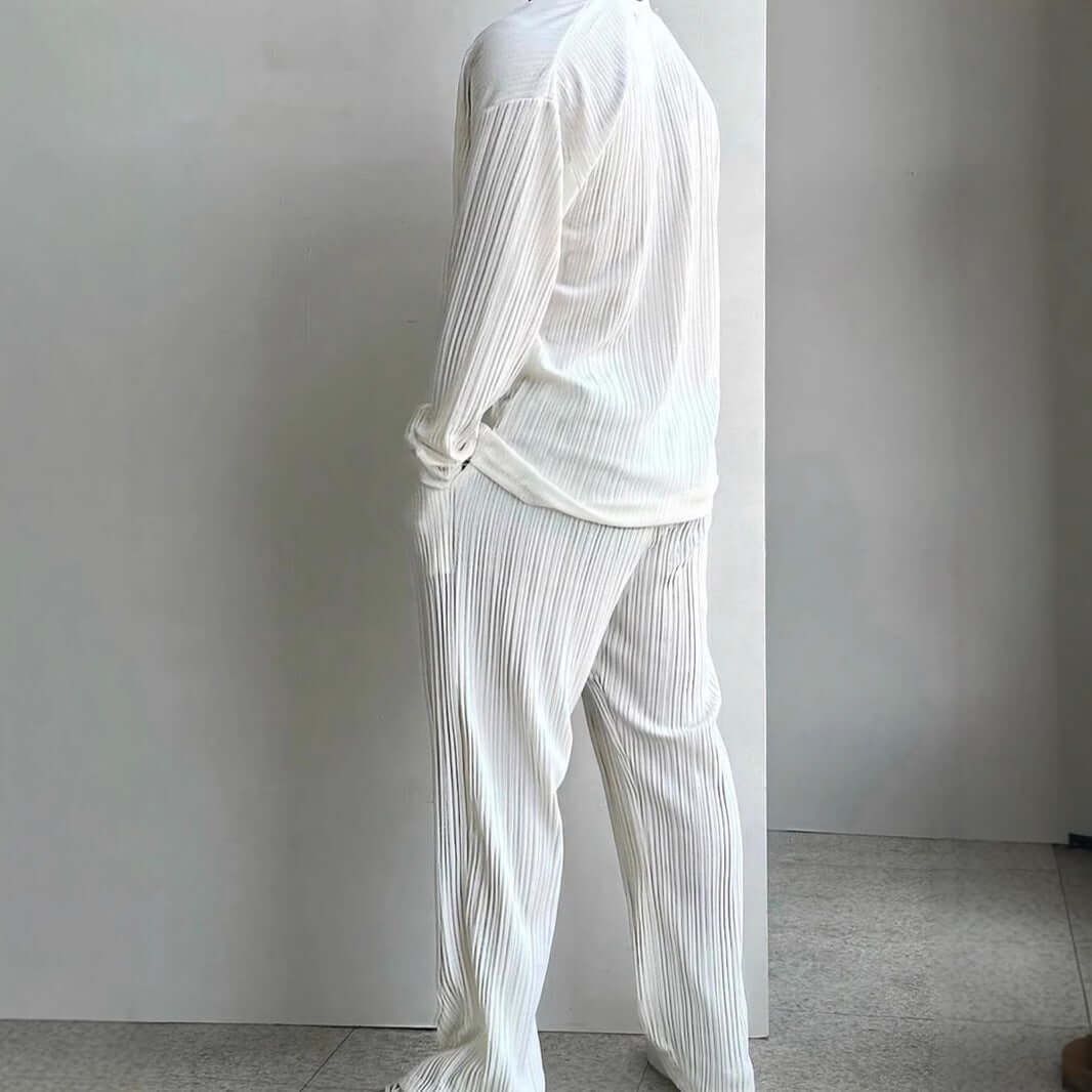 Stylish white loungewear outfit, perfect for comfort and relaxation at home.