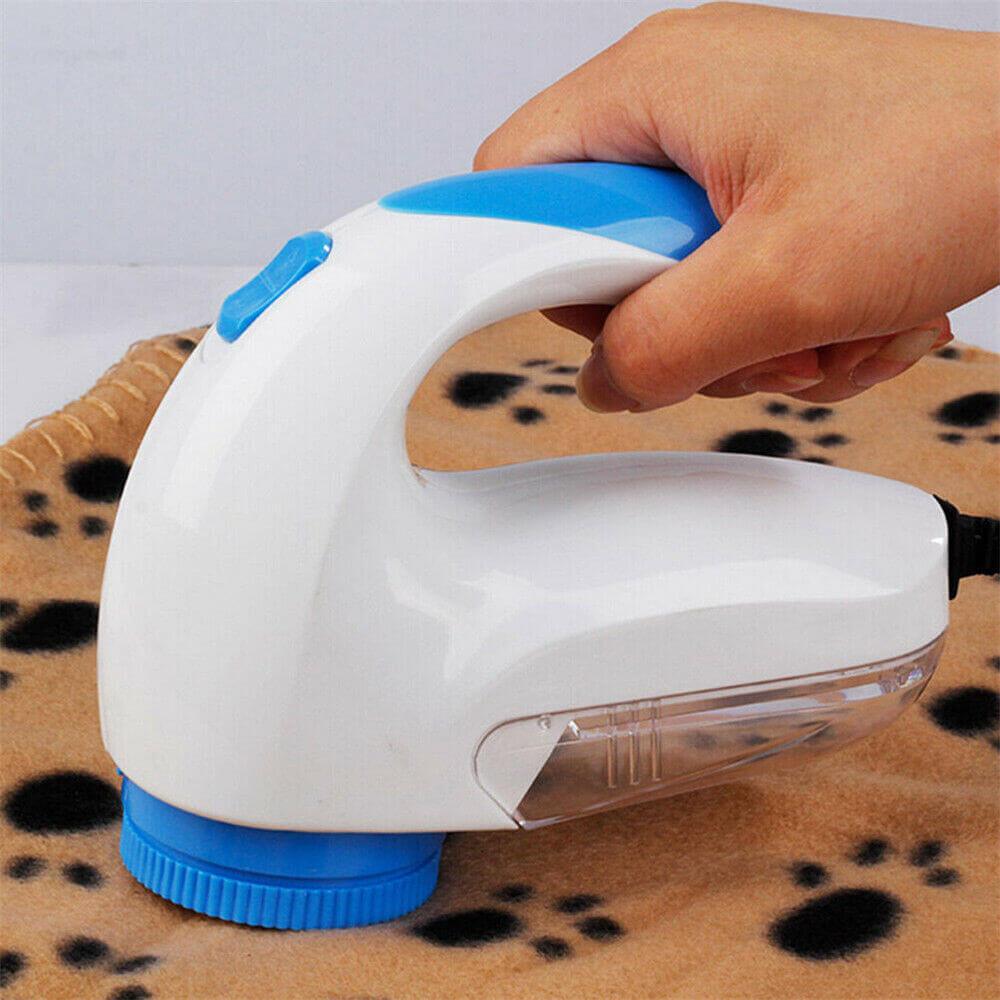 Lint Fabric Remover in use on a pet-friendly fleece blanket, efficiently removing lint and pet hair from fabric.